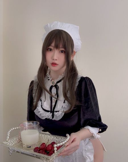 年轻的小姨子观看