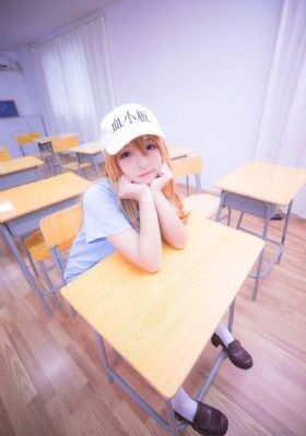 他解开女警的乳罩慢慢揉电影